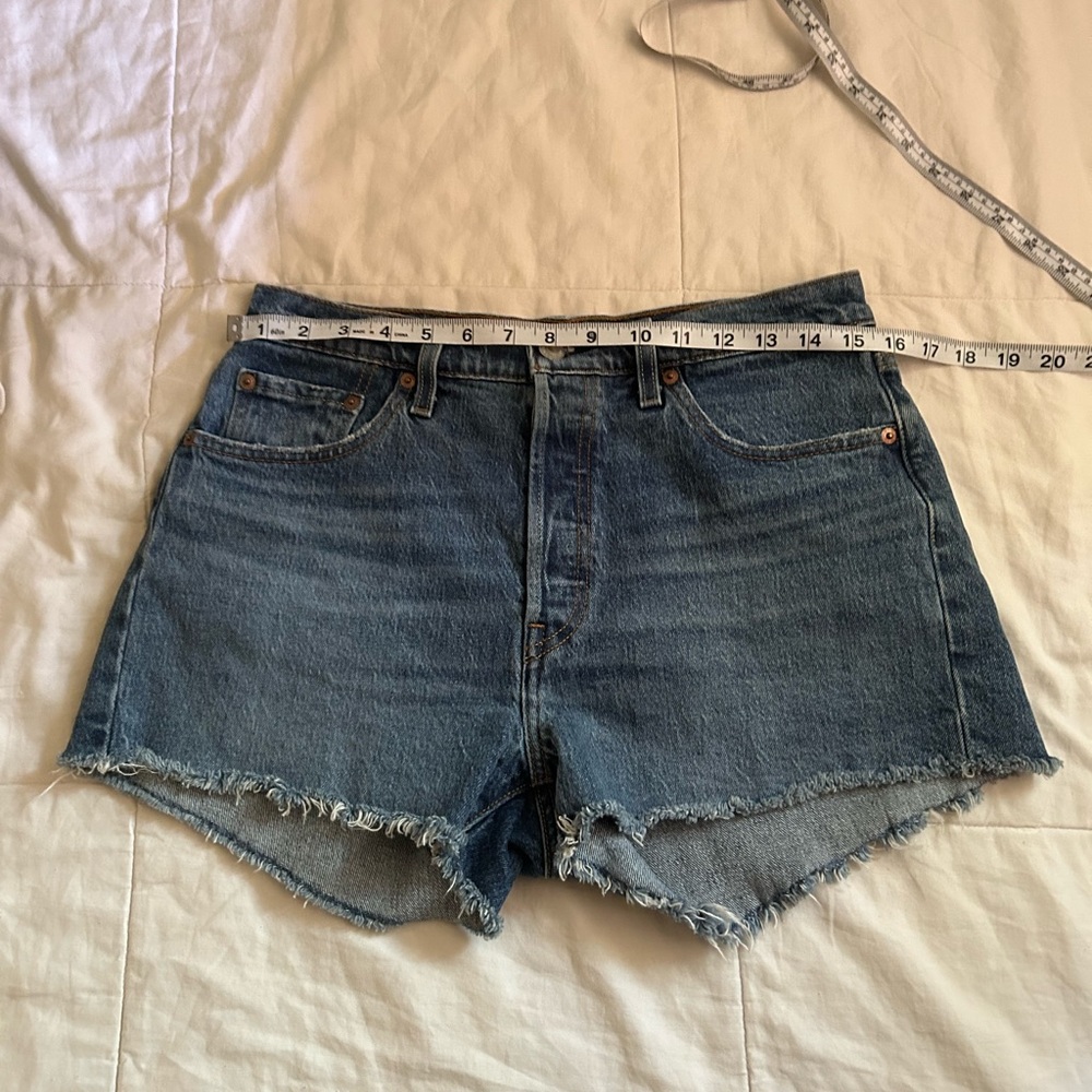 Levi’s High Waisted Jean Shorts - Picture 4 of 6